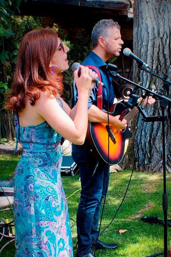 Lorena y Cristian actuando en directo en Madrid